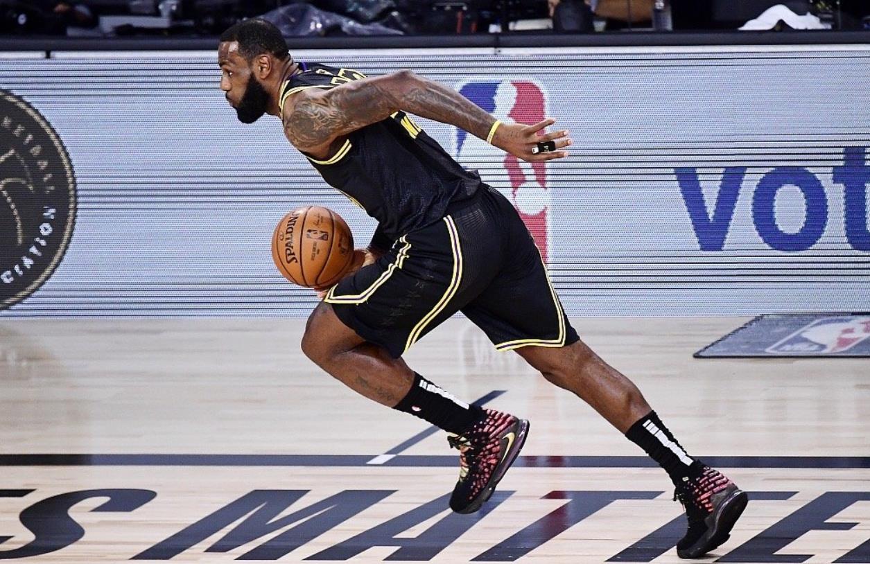 湖人热火激战,李明午后的观赛时光