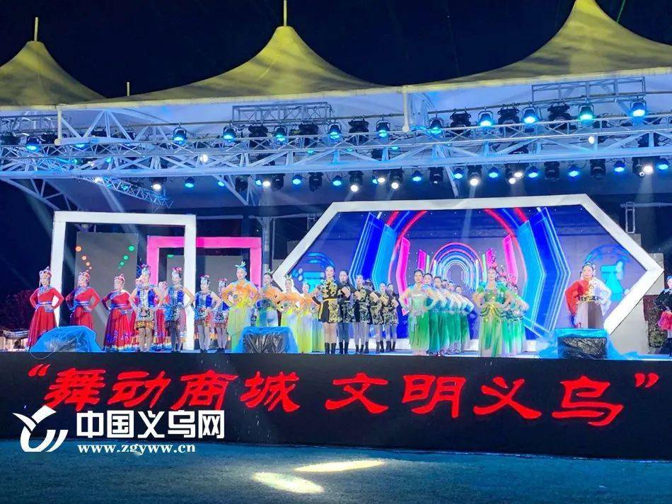 最新特色广场舞金奖炸裂全场,舞动青春的力量,青春魅力的展现!