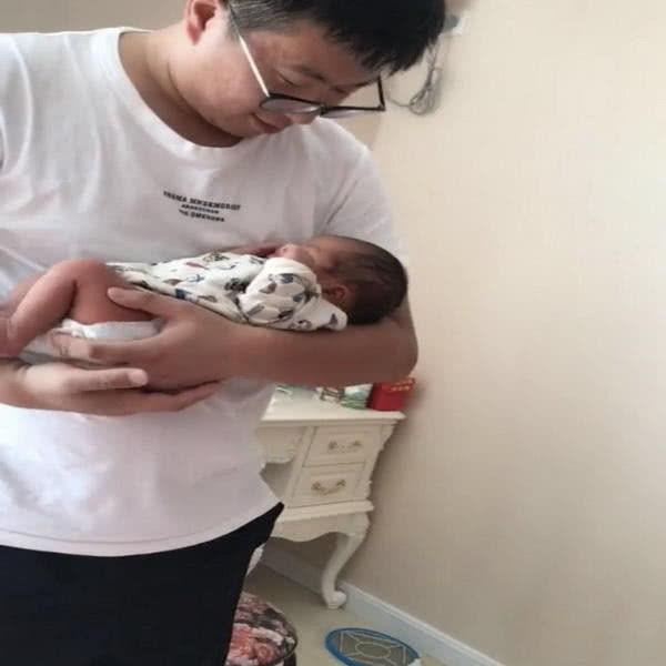 最新抱小孩子科技产品介绍,拥抱新时代的抱婴方式