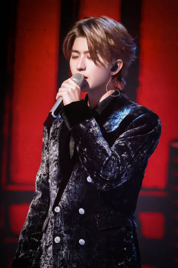蔡徐坤炫彩舞台，展现音乐魅力的最新表演